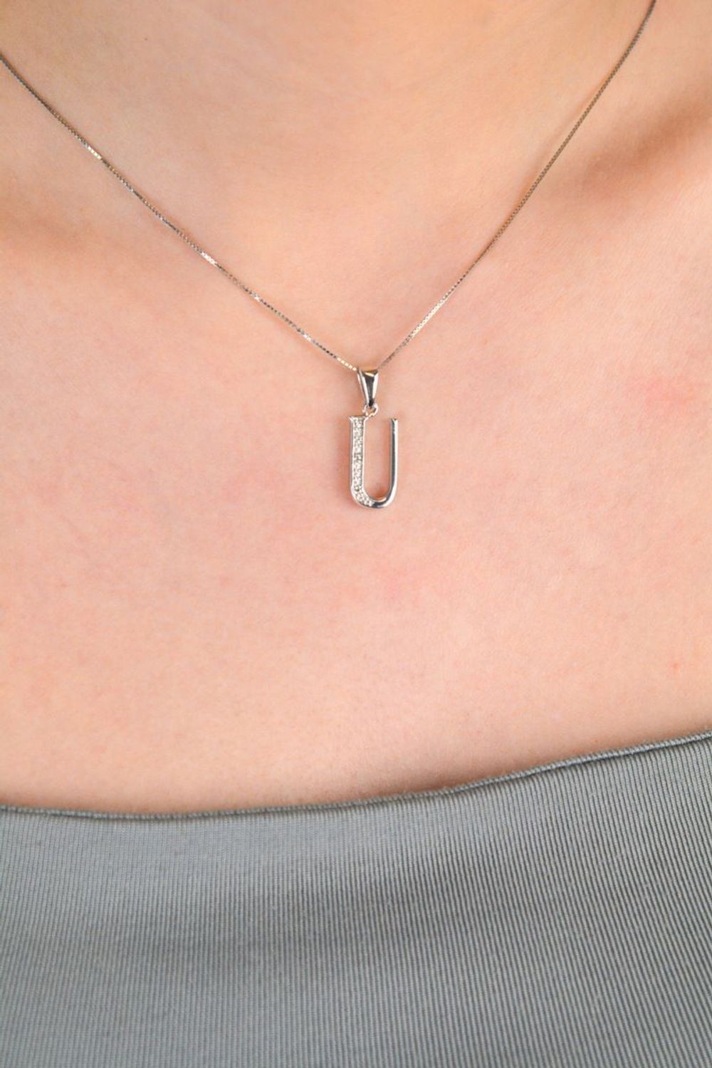 Zawieszka srebrna literka U zdobiona cyrkoniami próba 925, AP012-1795 U Zawieszka w kształcie literki U, wykonana ze srebra próby 925, to doskonały wybór dla tych, którzy pragną połączyć 1.jpg